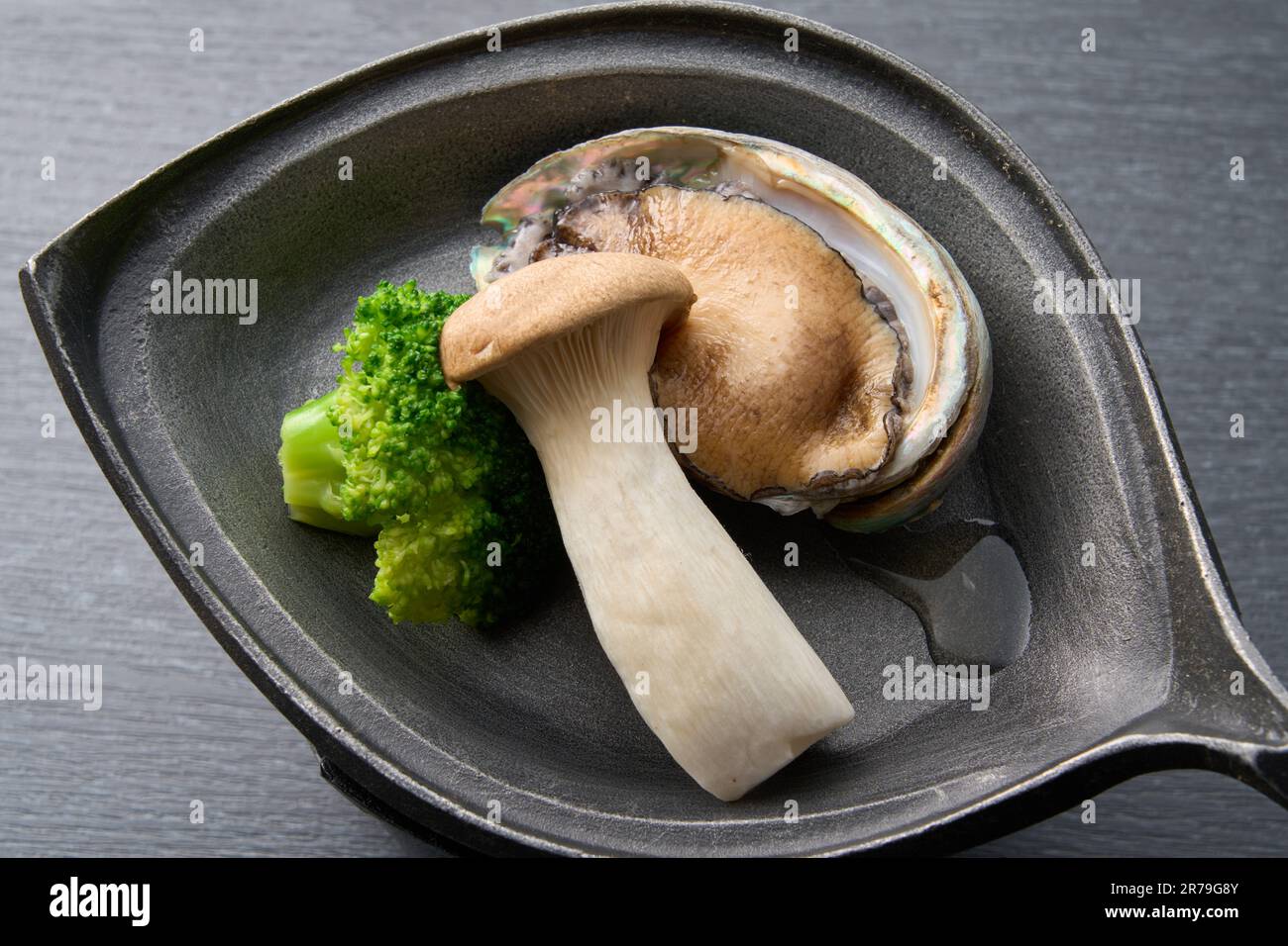 Cuisine japonaise, alone grillée sur une plaque de céramique Banque D'Images