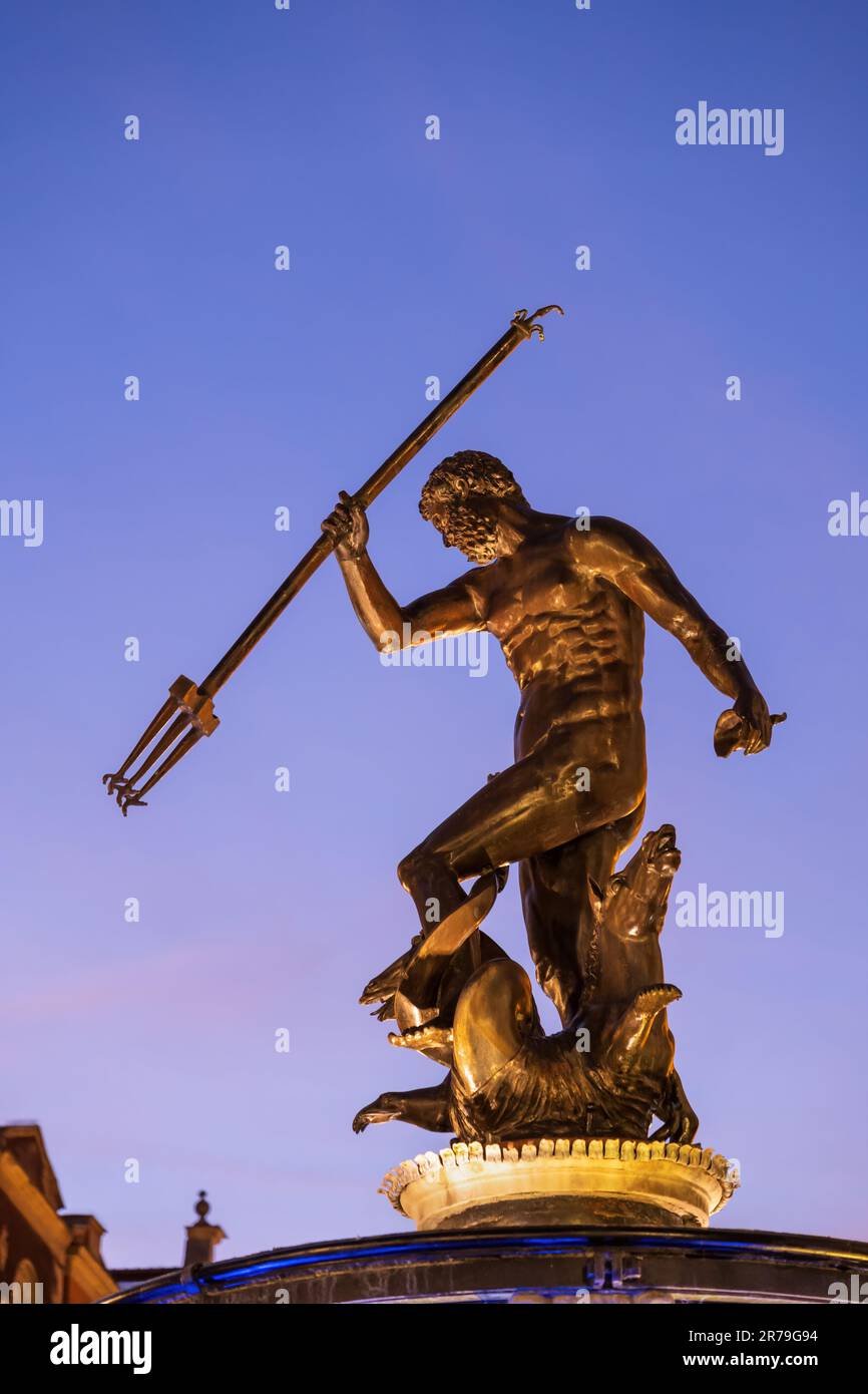La statue de la fontaine de Neptune au crépuscule dans la ville de Gdansk en Pologne. Dieu des mers et de l'eau douce dans la mythologie romaine contre le ciel du soir, chef-d'œuvre br Banque D'Images