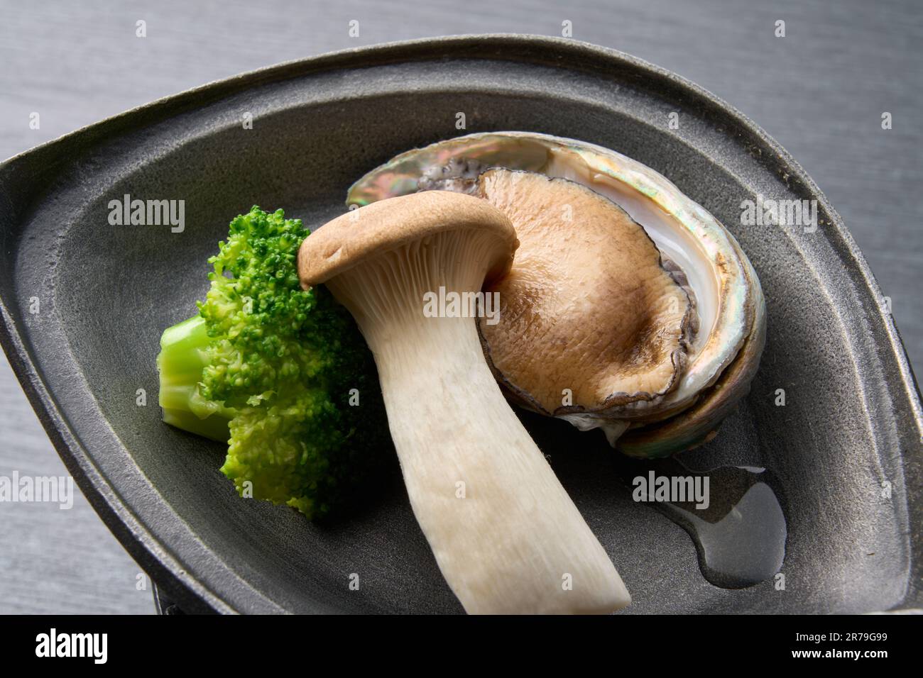 Cuisine japonaise, alone grillée sur une plaque de céramique Banque D'Images