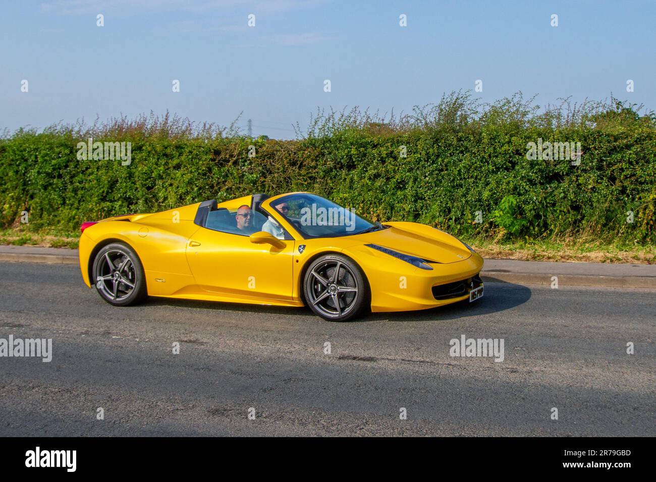 Ferrari 458 Spider DCT S-A V8 F1 Auto Yellow Roadster Pétrol 2013 4497 cc cabrio ; au Classic & Performance Motor Show à Hoghton Tower ; Supercar Showtime juin 2023 Banque D'Images