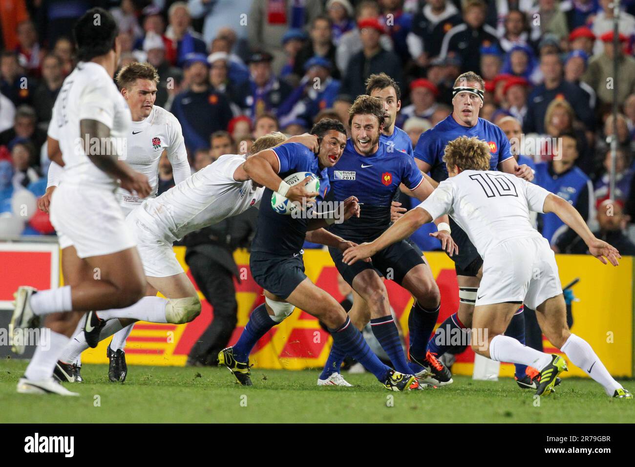 La France Maxima Mermoz est affrontée en jouant en Angleterre lors du quart de finale 2 du match de la coupe du monde de Rugby 2011, Eden Park, Auckland, Nouvelle-Zélande, samedi, 08 octobre 2011. Banque D'Images