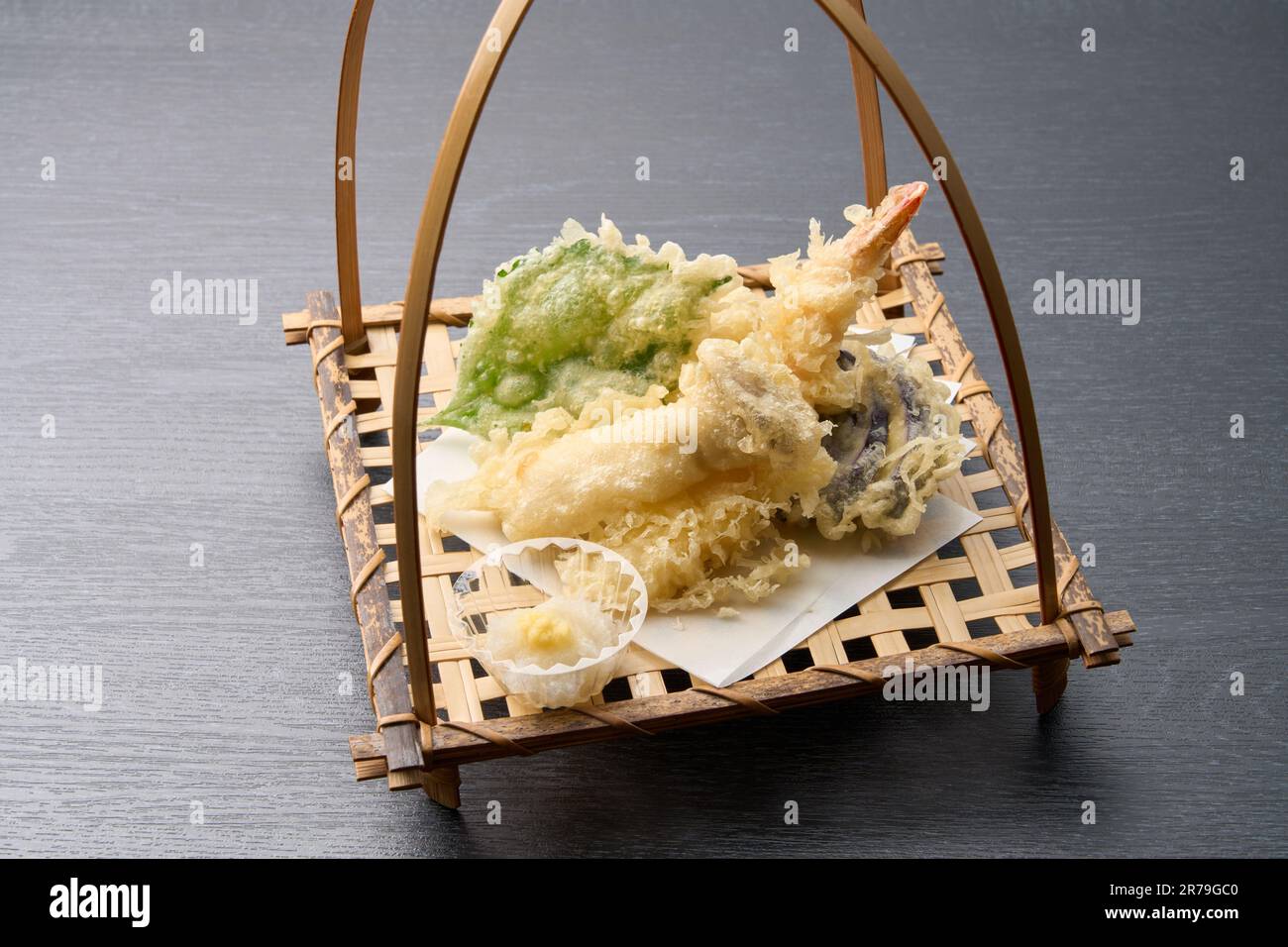 Cuisine japonaise, plateau de tempura aux fruits de mer et aux légumes Banque D'Images