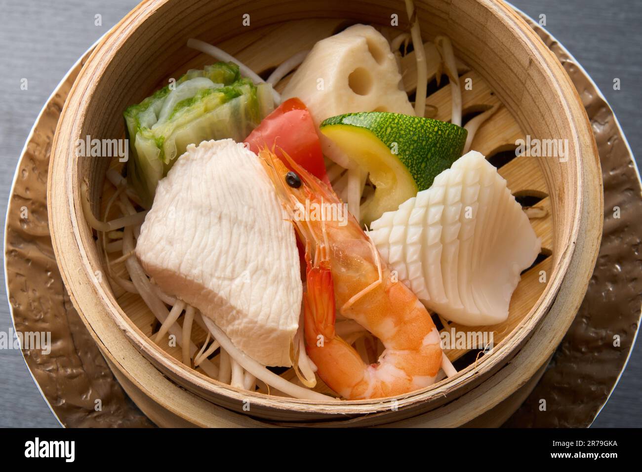 Cuisine japonaise, poulet et crevettes à la vapeur, calmars et légumes Banque D'Images