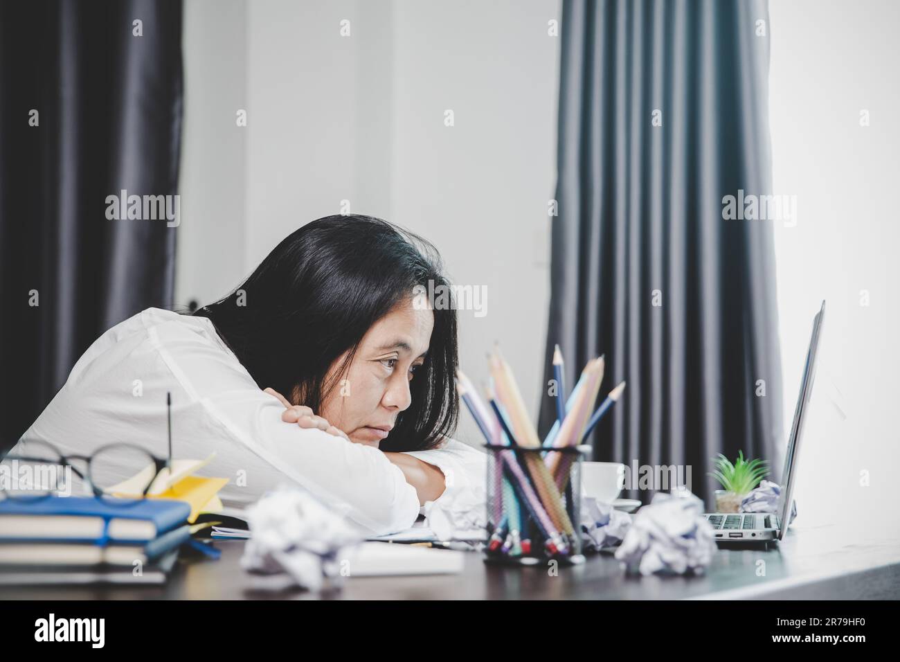 Stress femme d'affaires personne de travail dur, dépression dans le bureau. Femme salariée fatiguée et inquiète et malheureuse à l'emploi problématique. jeune femme d'affaires Banque D'Images Stress femme d'affaires personne de travail dur, dépression dans le bureau. Femme salariée fatiguée et inquiète et malheureuse à l'emploi problématique. jeune femme d'affaires Banque D'Images