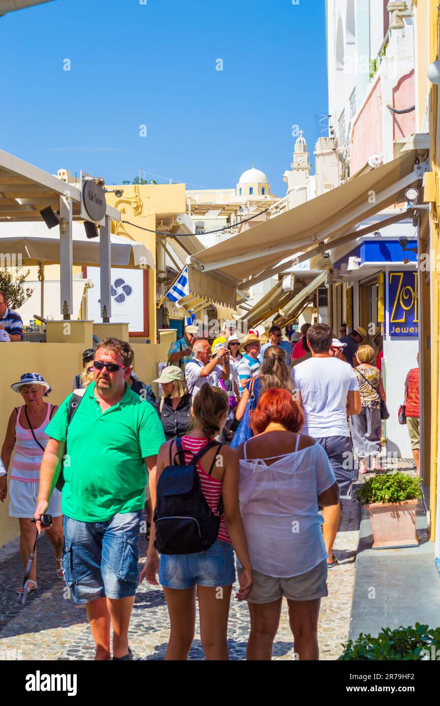 Thera,Santorini,Grèce,7 septembre 2013:touristes visite et admirer la rue piétonne principale pittoresque à Fira ou Thera Banque D'Images