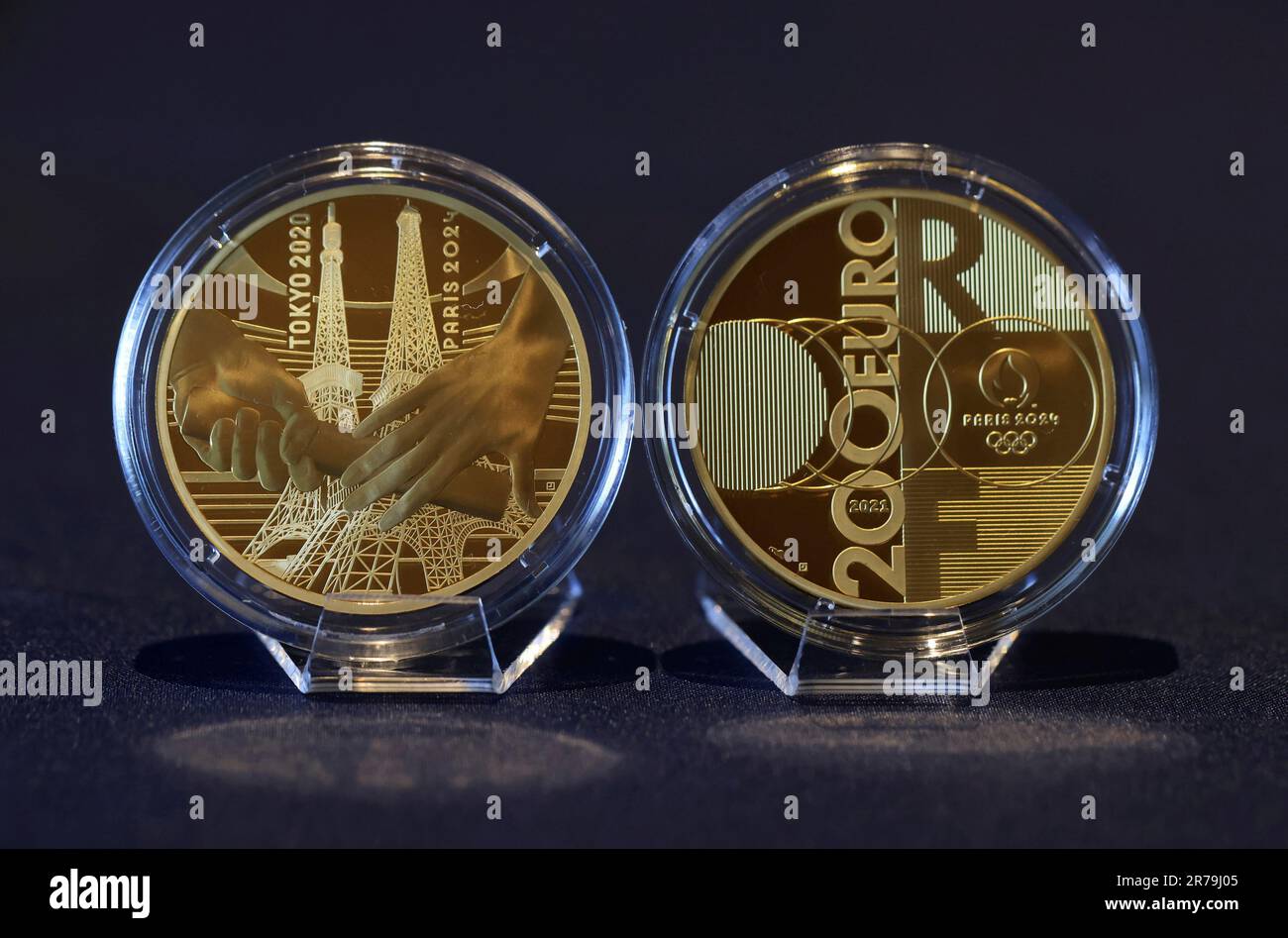 Commemorative coins for the 2024 Paris Olympics and Paralympics are shown in Minato Ward, Tokyo on June 14, 2023.The Monnaie de Paris — The French Mint will launch the first sales of gold and silver coins from June 19th to celebrate the world event next summer. Eight kinds of coins will be sold during the sales term. ( The Yomiuri Shimbun via AP Images ) Banque D'Images