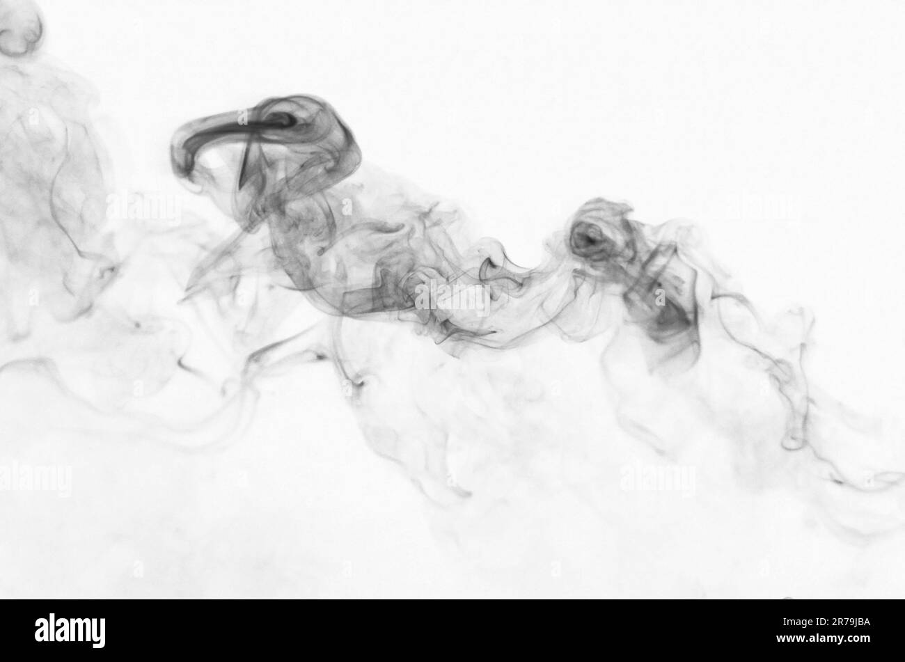 la fumée tourbillonne sur fond blanc Banque D'Images