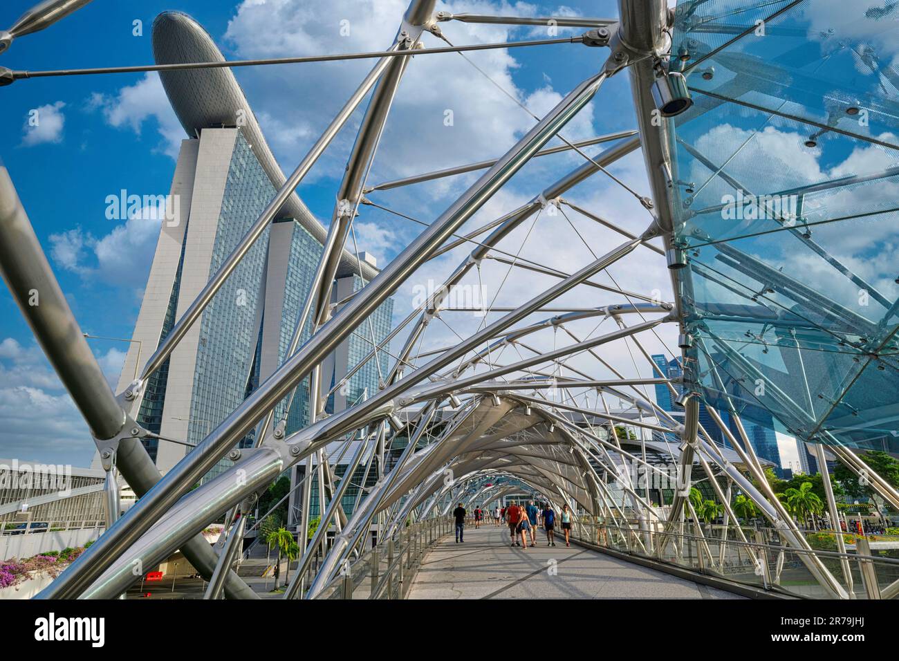 Vue du pont Helix Bridge à travers Marina Bay, conçu en forme d'ADN humain, vers le légendaire Marina Bay Sands Hotel ; Marina Bay, Singapour Banque D'Images