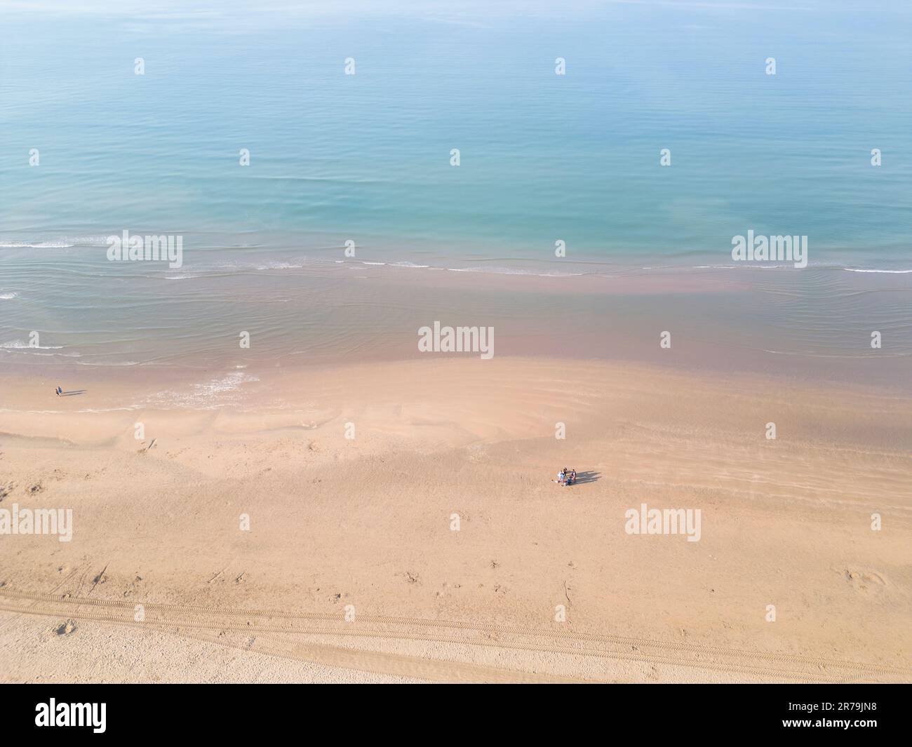 Vue aérienne de la grande plage et des dunes de sable de Camber Sands sur la côte est du Sussex Banque D'Images