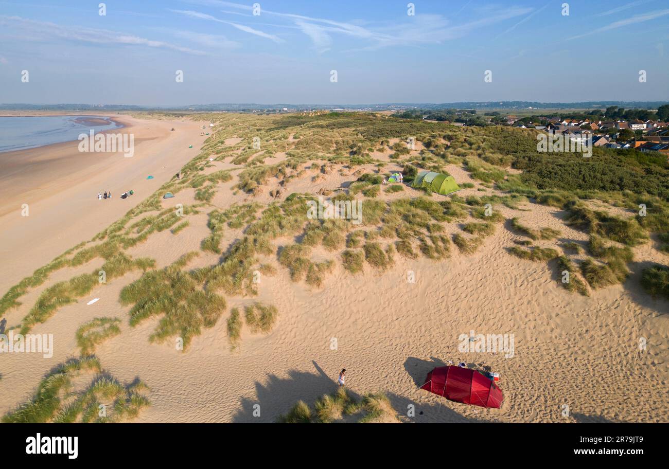 Vue aérienne de la grande plage et des dunes de sable de Camber Sands sur la côte est du Sussex Banque D'Images