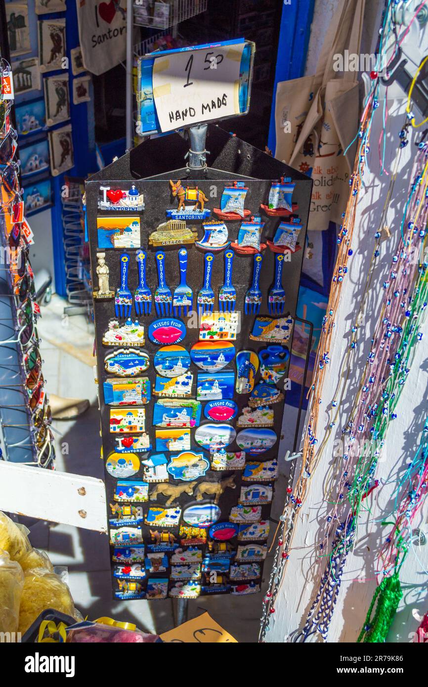 Aimants de réfrigérateur et amulettes orientales traditionnelles à vendre dans la rue de Fira-capitale de Santorini.Greece .l'amulette de perles d'oeil est connu sous le nom de nazar Banque D'Images