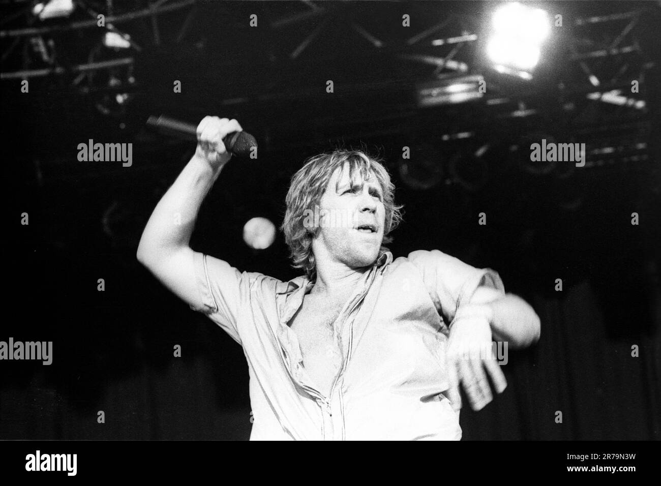 TERRORVISION, READING FESTIVAL, 1999 : Tony Wright de Terrorvision sur la scène principale du Reading Festival, Angleterre, Royaume-Uni le 29 août 1999. Photo : Rob Watkins. INFO : Terrorvision, un groupe de rock britannique formé en 1988, a gagné en popularité dans les années 90 avec des tubes comme 'Tequila' et 'Oblivion'. Leurs performances énergiques et leurs crochets accrocheurs en ont fait un incontournable de la scène musicale alternative de l'époque. Banque D'Images