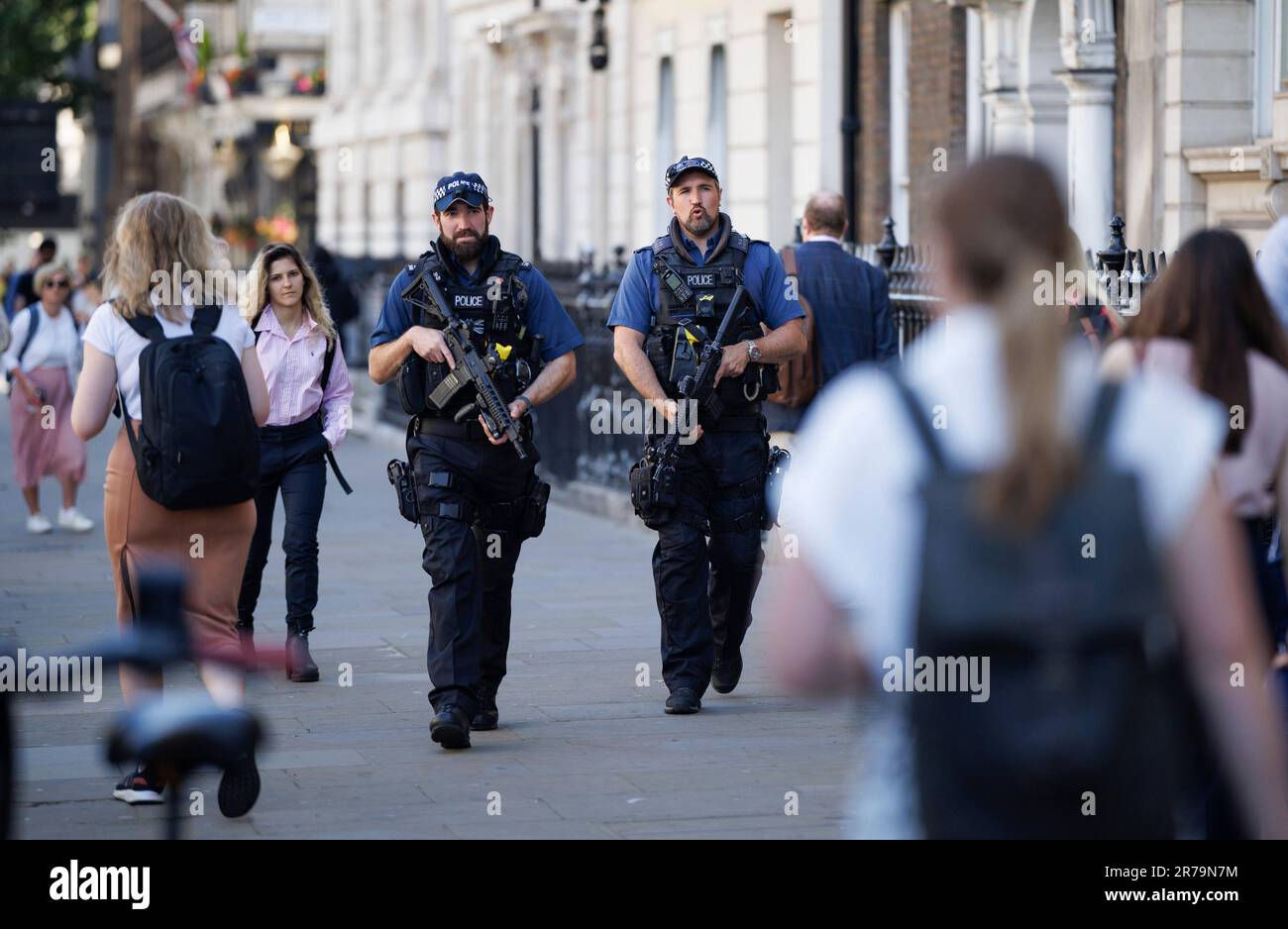 Londres, Royaume-Uni. 14th juin 2023. Des policiers armés patrouillent le long de Whitehall à Westminster, dans le centre de Londres, le matin après une série d'attaques dans le centre-ville de Nottingham. Barnaby Webber, 19 ans, Grace Kumar, 19 ans, et un homme dans ses 50s ans ont été mortellement poignardés et trois personnes ont été frappées par une camionnette lors d'une attaque qui a eu lieu dans les premières heures du matin sur 13 juin 2023. Un suspect a été tasé par la police avant d'être arrêté pour meurtre. Crédit photo: Ben Cawthra/Sipa USA crédit: SIPA USA/Alay Live News Banque D'Images