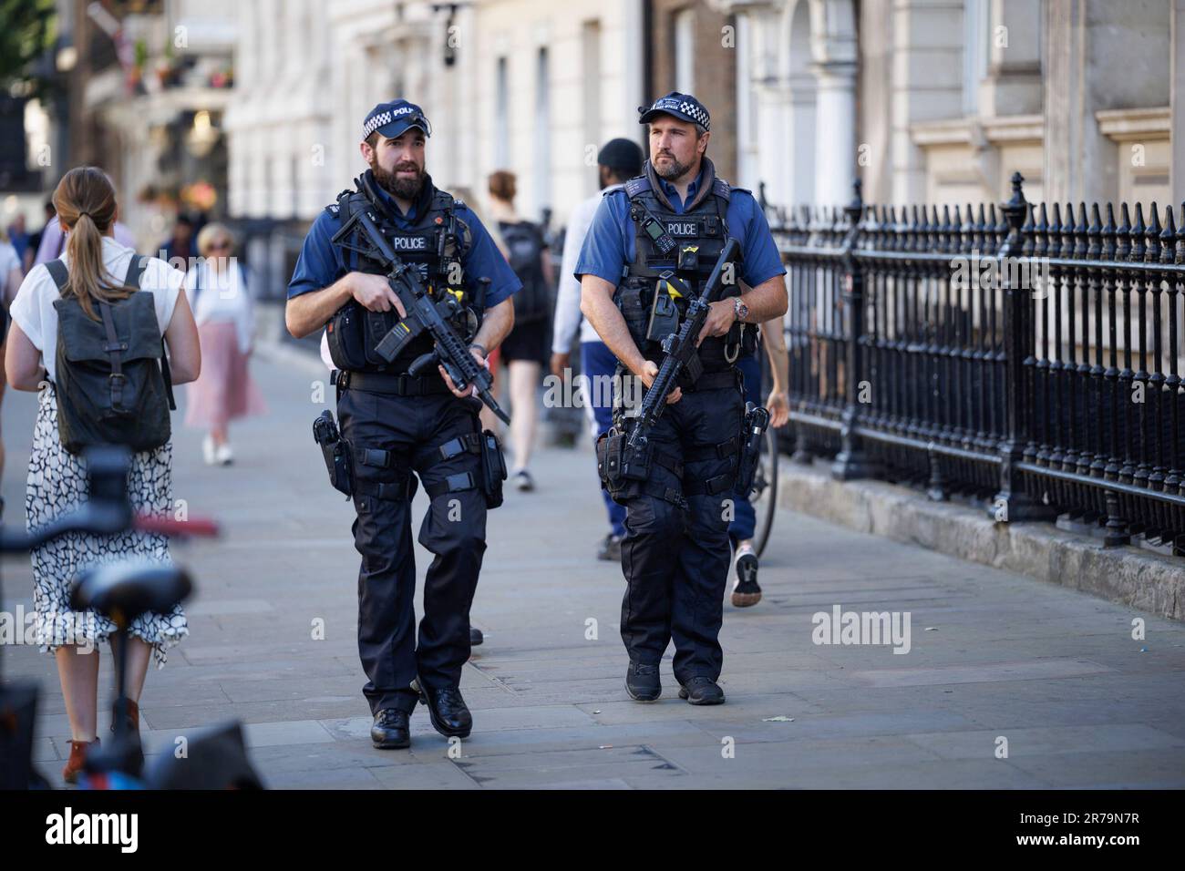 Londres, Royaume-Uni. 14th juin 2023. Des policiers armés patrouillent le long de Whitehall à Westminster, dans le centre de Londres, le matin après une série d'attaques dans le centre-ville de Nottingham. Barnaby Webber, 19 ans, Grace Kumar, 19 ans, et un homme dans ses 50s ans ont été mortellement poignardés et trois personnes ont été frappées par une camionnette lors d'une attaque qui a eu lieu dans les premières heures du matin sur 13 juin 2023. Un suspect a été tasé par la police avant d'être arrêté pour meurtre. Crédit photo: Ben Cawthra/Sipa USA crédit: SIPA USA/Alay Live News Banque D'Images
