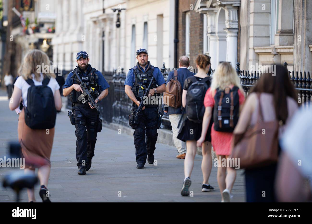 Londres, Royaume-Uni. 14th juin 2023. Des policiers armés patrouillent le long de Whitehall à Westminster, dans le centre de Londres, le matin après une série d'attaques dans le centre-ville de Nottingham. Barnaby Webber, 19 ans, Grace Kumar, 19 ans, et un homme dans ses 50s ans ont été mortellement poignardés et trois personnes ont été frappées par une camionnette lors d'une attaque qui a eu lieu dans les premières heures du matin sur 13 juin 2023. Un suspect a été tasé par la police avant d'être arrêté pour meurtre. Crédit photo: Ben Cawthra/Sipa USA crédit: SIPA USA/Alay Live News Banque D'Images