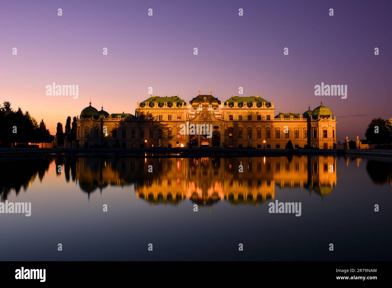 Belvédère supérieur réflexions à Dusk - Vienne, Autriche Banque D'Images