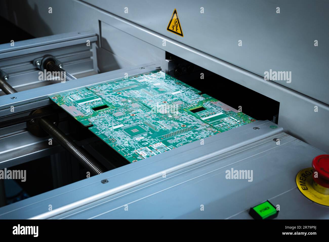 Machine automatique pour le diagnostic des cartes électroniques, production. Robot automatique pour machine d'assemblage de carte de circuit imprimé (PCB) pendant le soudage ou Banque D'Images