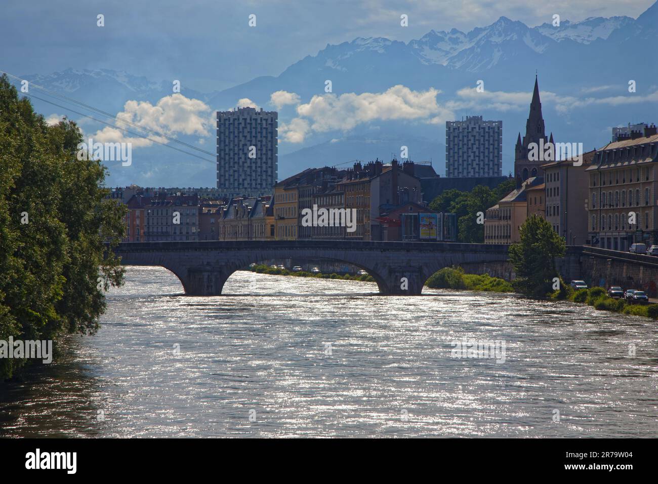 GRENOBLE, FRANCE, 12 juin 2023 : lever du soleil sur la rivière Isère et le centre-ville, avec des montagnes en arrière-plan Banque D'Images