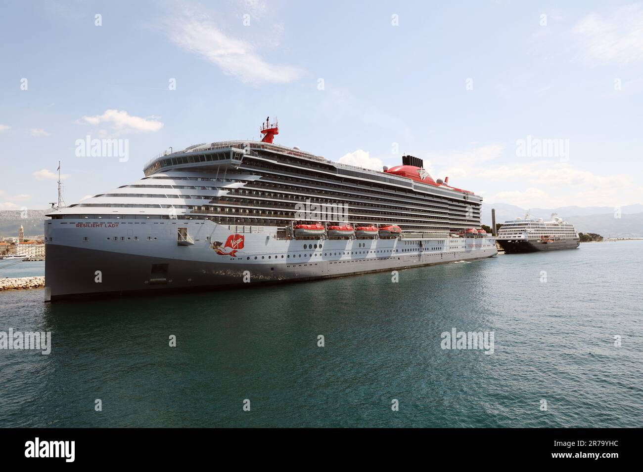 Split, Croatie. 13th juin 2023. La croisière Virgin Voyages Resilient Lady a navigué jusqu'au port de Split, en Croatie, sur 14 juin 2023. Le bateau de croisière, qui compte plus de 1 000 membres d'équipage, mesure 278 mètres de long et peut accueillir 2 700 passagers. Photo: Ivanovic Ivanovic/PIXSELL crédit: Pixsell/Alamy Live News Banque D'Images