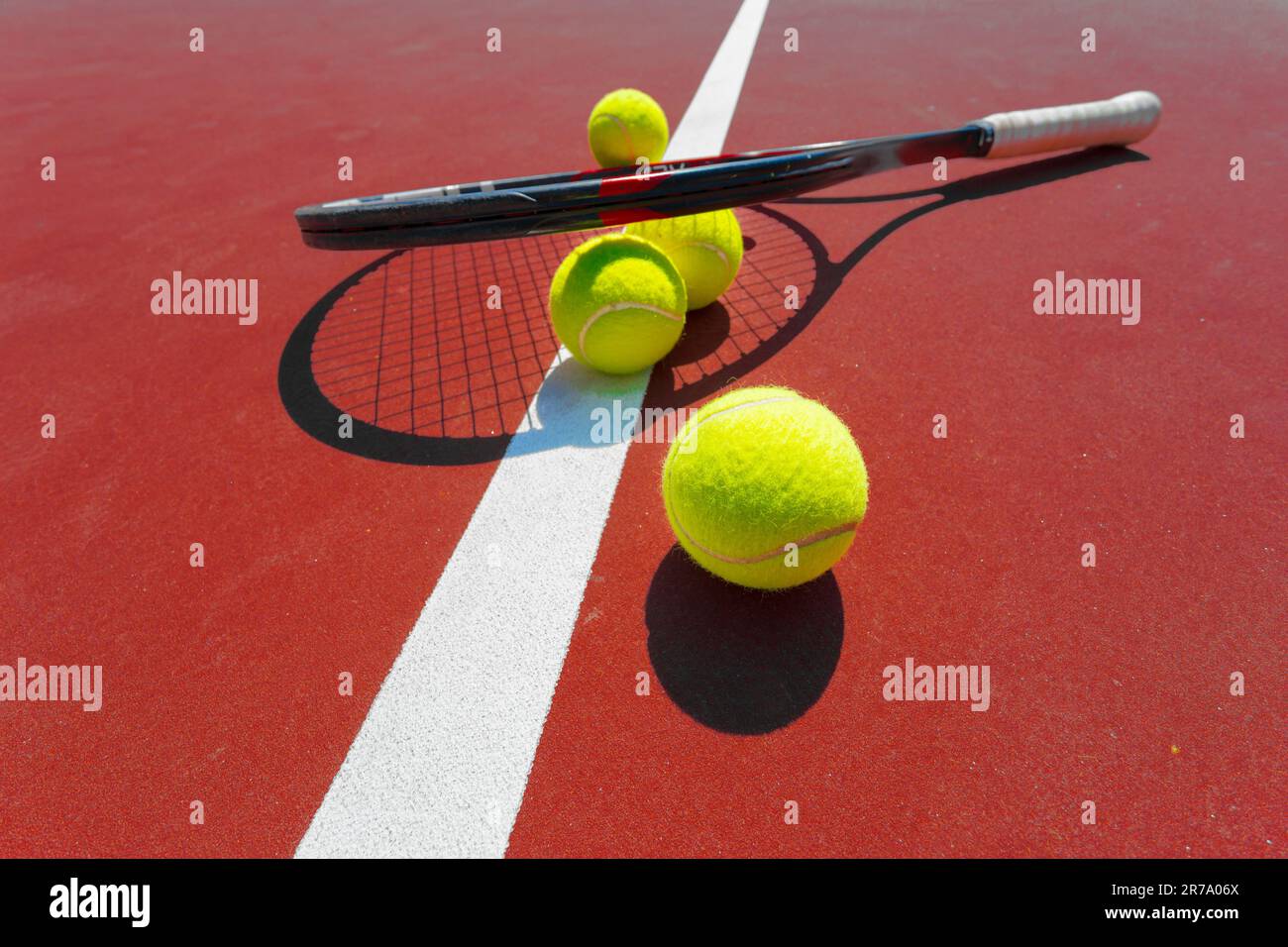 Raquette et balles de tennis sur le gazon Banque D'Images