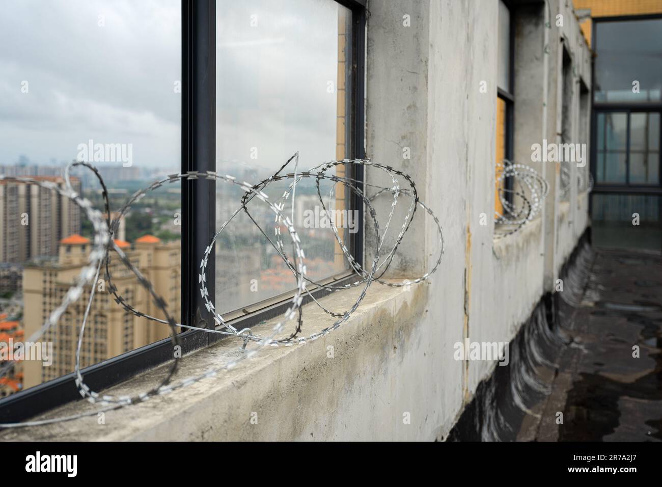 Une clôture de protection pour éviter de grimper sur le mur. Banque D'Images