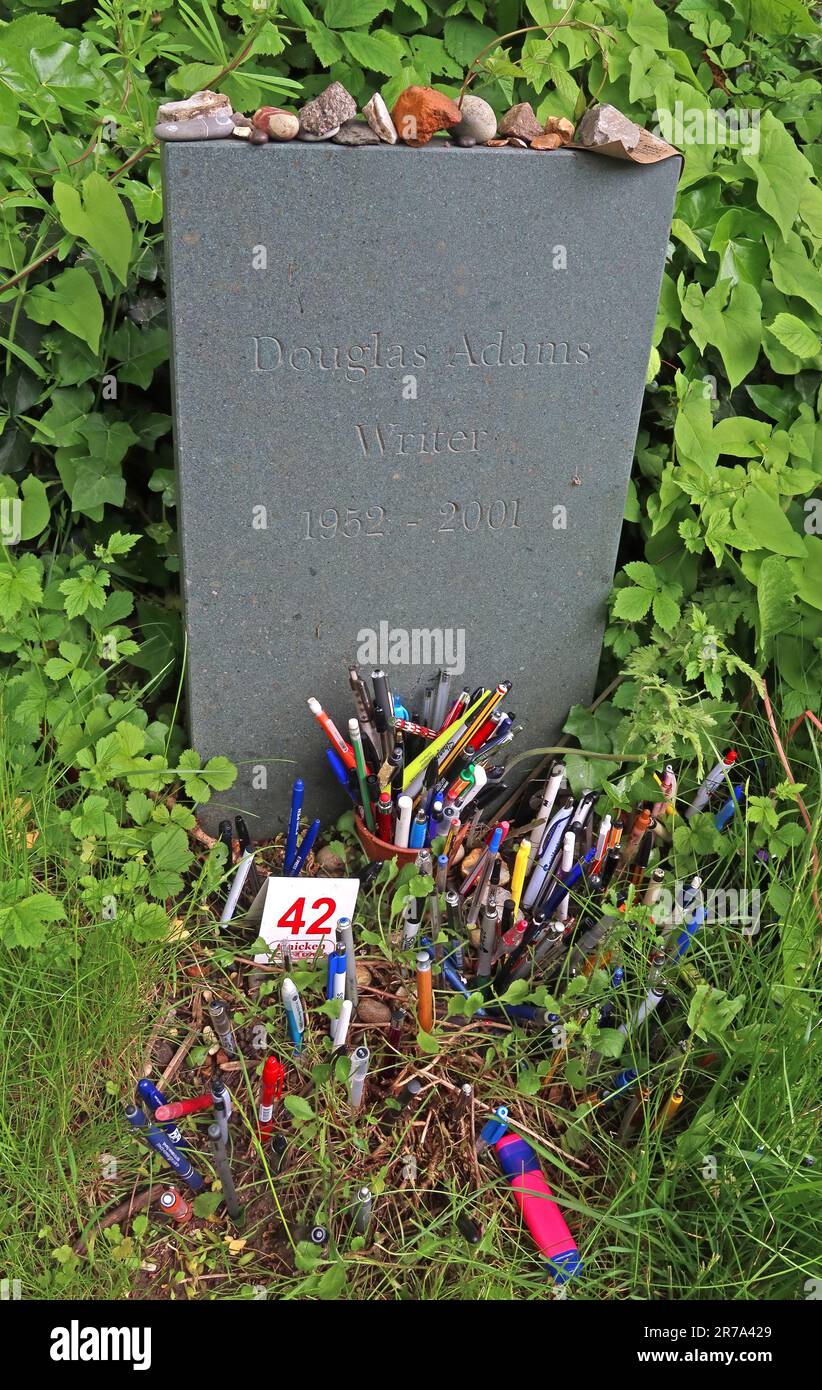 Tombe de l'écrivain Douglas Adams 1952-2001, enterrée dans le cimetière Highgate, Londres, Swain's Lane, N6 6PJ Banque D'Images