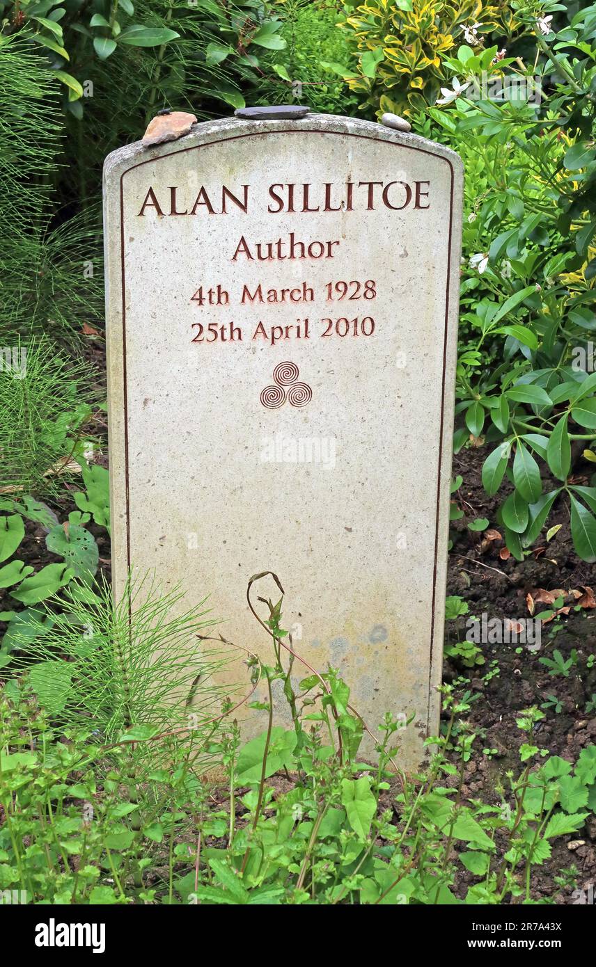 Tombe d'Alan Sillitoe auteur 4th mars 1928 - 25th avril 2010, enterrée dans le cimetière Highgate, Londres, Swain's Lane, N6 6PJ Banque D'Images