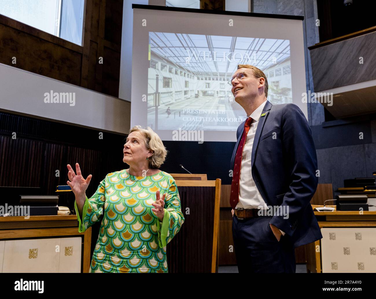 ARNHEM - Formateur Ank Bijleveld et Rik Loeters (BBB) lors de la présentation de l'accord de coalition pour la province de Gelderland. La nouvelle coalition se compose de BoerBurgerBeweging (BBB), VVD, CDA, ChristenUnie et SGP. ANP SEM VAN DER WAL pays-bas sortie - belgique sortie Banque D'Images