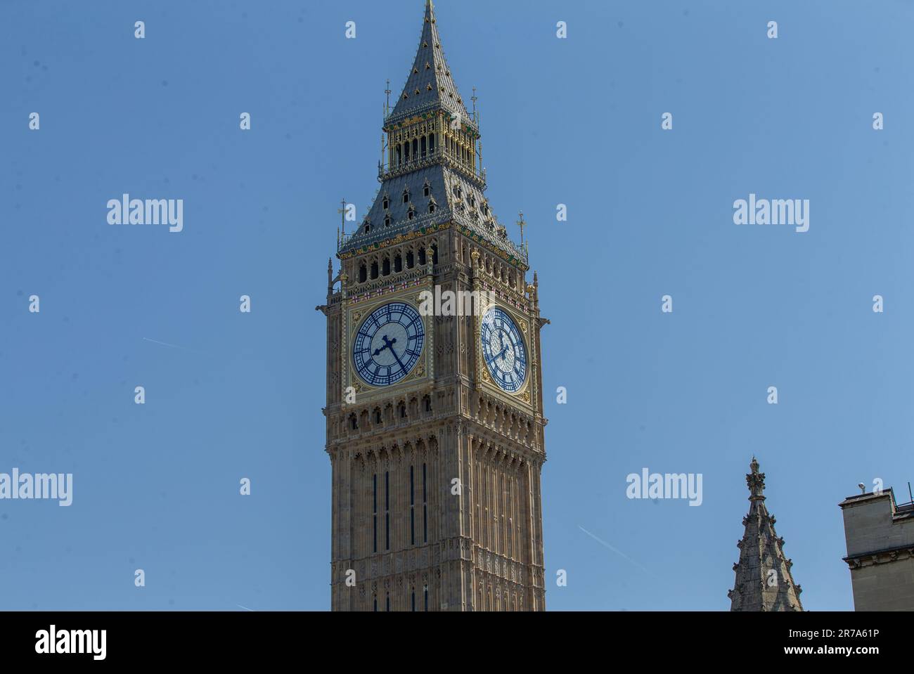 Londres, Royaume-Uni. 14th juin 2023. L'un des visages de l'horloge sur la tour Elizabeth s'est arrêté à 8:25 et les autres visages de l'horloge fonctionnent et Big Ben est encore chimming crédit: Richard Lincoln/Alay Live News Banque D'Images