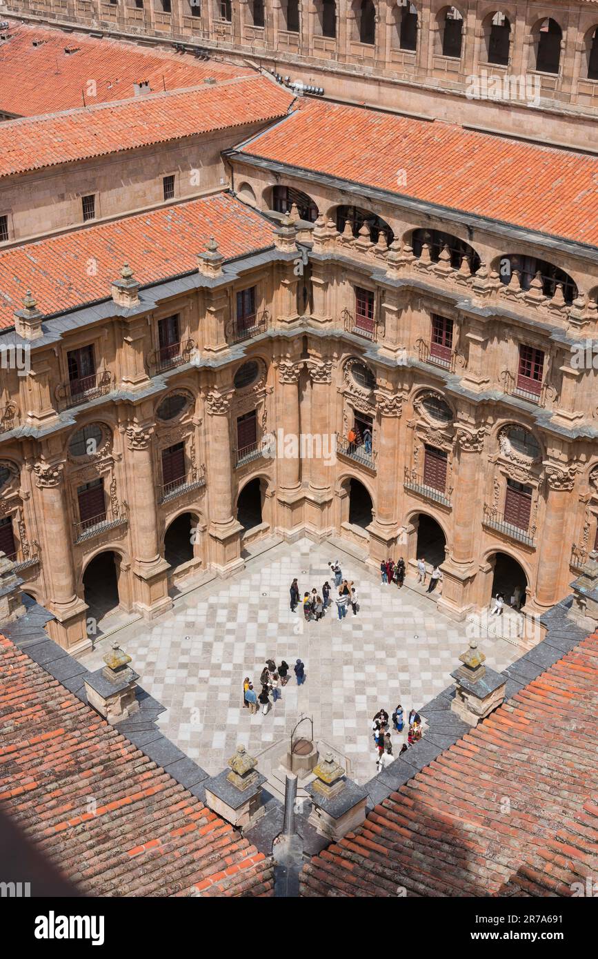 Université de Salamanque, vue sur la cour et les cloîtres galériés de l'Universidad Pontificia de Salamanque, ville historique de Salamanque, Espagne Banque D'Images