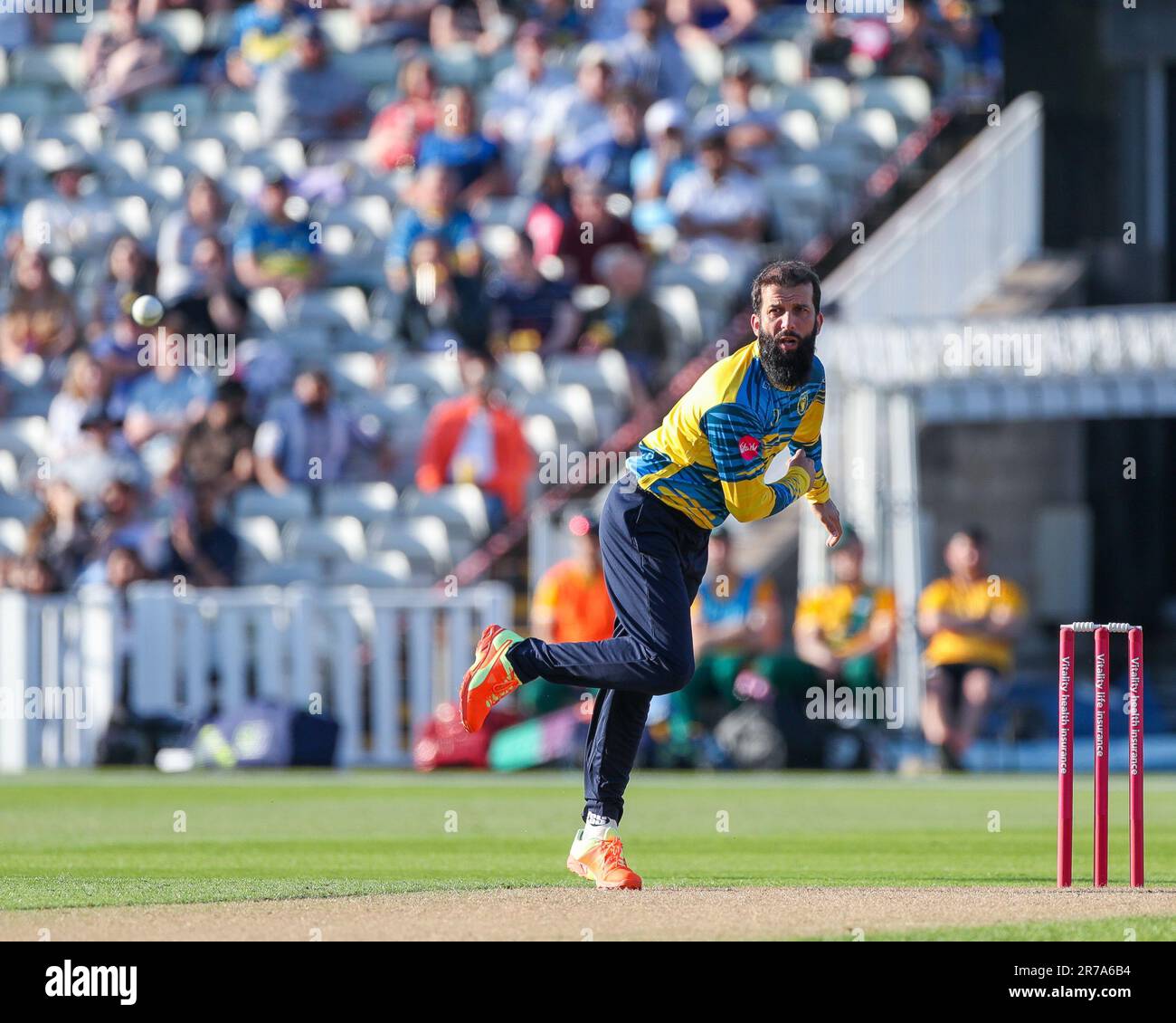 Moeen Ali Bowling for Bears à Birmingham, Royaume-Uni, le 3 juin 2023, lors du match Blast Vitality T20 entre Birmingham Bears & Notts Outlaws Banque D'Images