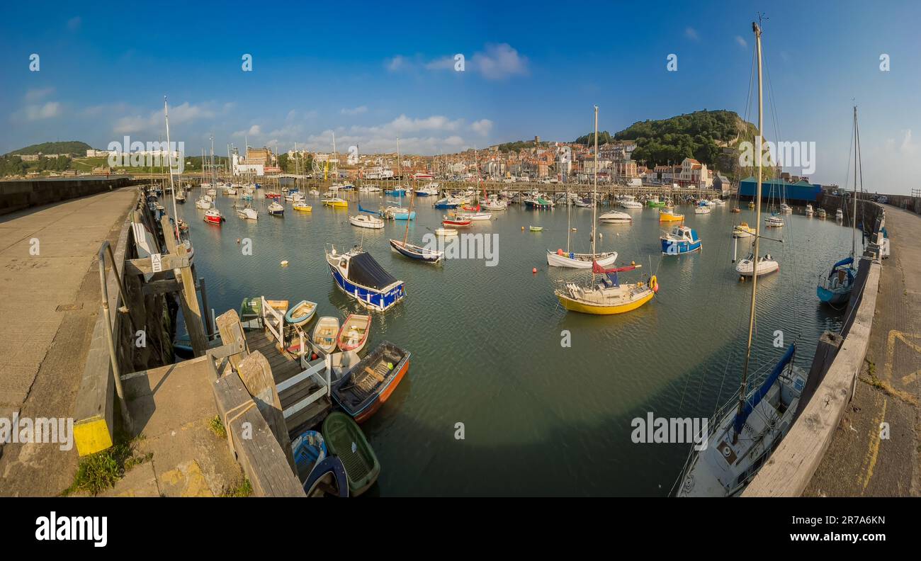 Vue panoramique sur le port de Scarborough, prise depuis le mur du port, en regardant vers le front de mer lors d'une matinée ensoleillée et lumineuse. ROYAUME-UNI Banque D'Images
