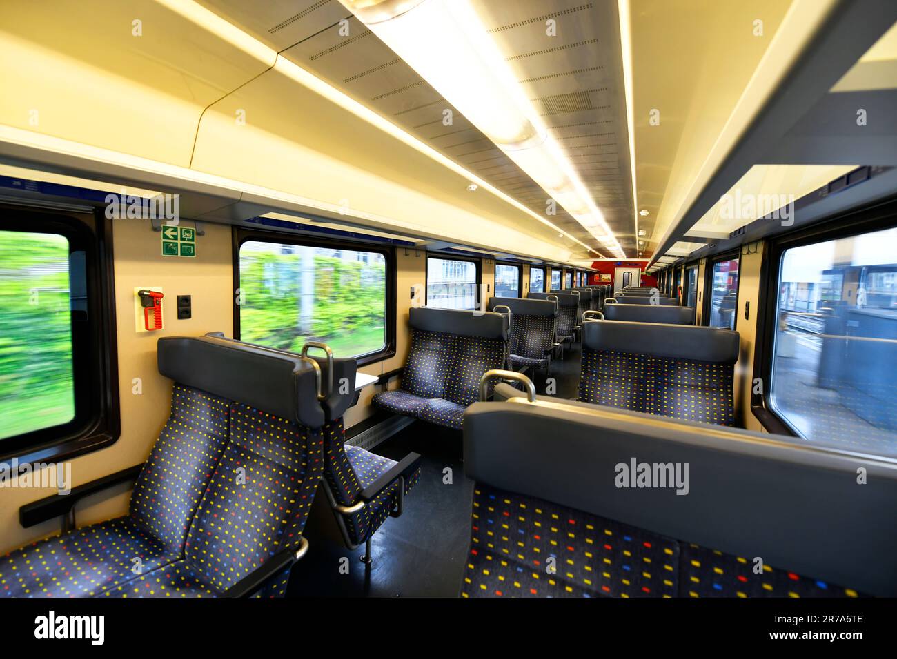 Train suisse siège de fenêtre de deuxième classe cabine public vide Transit Suisse Passenger Railway Network Banque D'Images