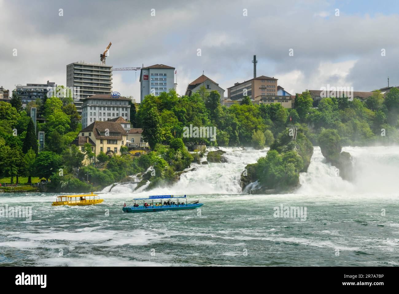 Schaffhausen - 15 mai ,2023 : vue sur les chutes du Rhin (Rheinfalls) la plus grande cascade d'Europe Banque D'Images