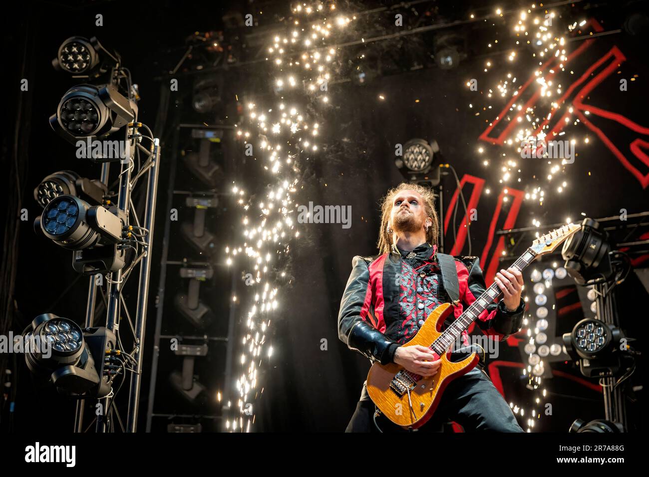 Solvesborg, Suède. 07th, juin 2023. Le groupe suédois de métaux lourds Avatar donne un concert en direct pendant le festival de musique suédois Festival de rock suédois 2023 à Solvesborg. Voici le guitariste Jonas Jarlsby a.k.a. Kungen est vu en direct sur scène. (Crédit photo: Gonzales photo - Terje Dokken). Banque D'Images