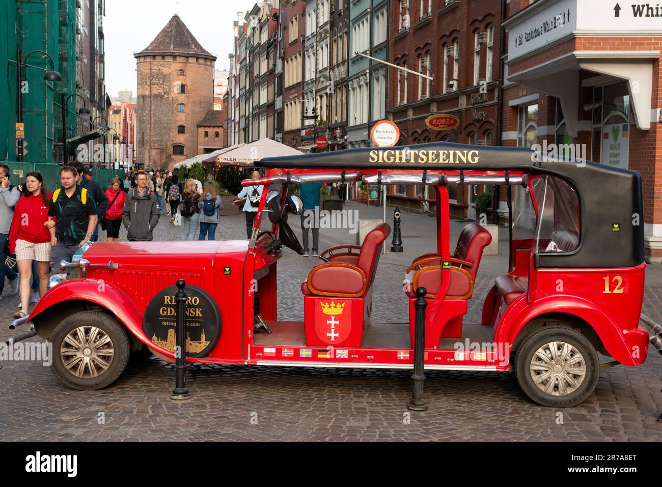 Gdansk Pologne voiture vintage rouge pour le tourisme par Retro Gdansk guide touristique dans la vieille ville de Gdansk, Pologne Banque D'Images