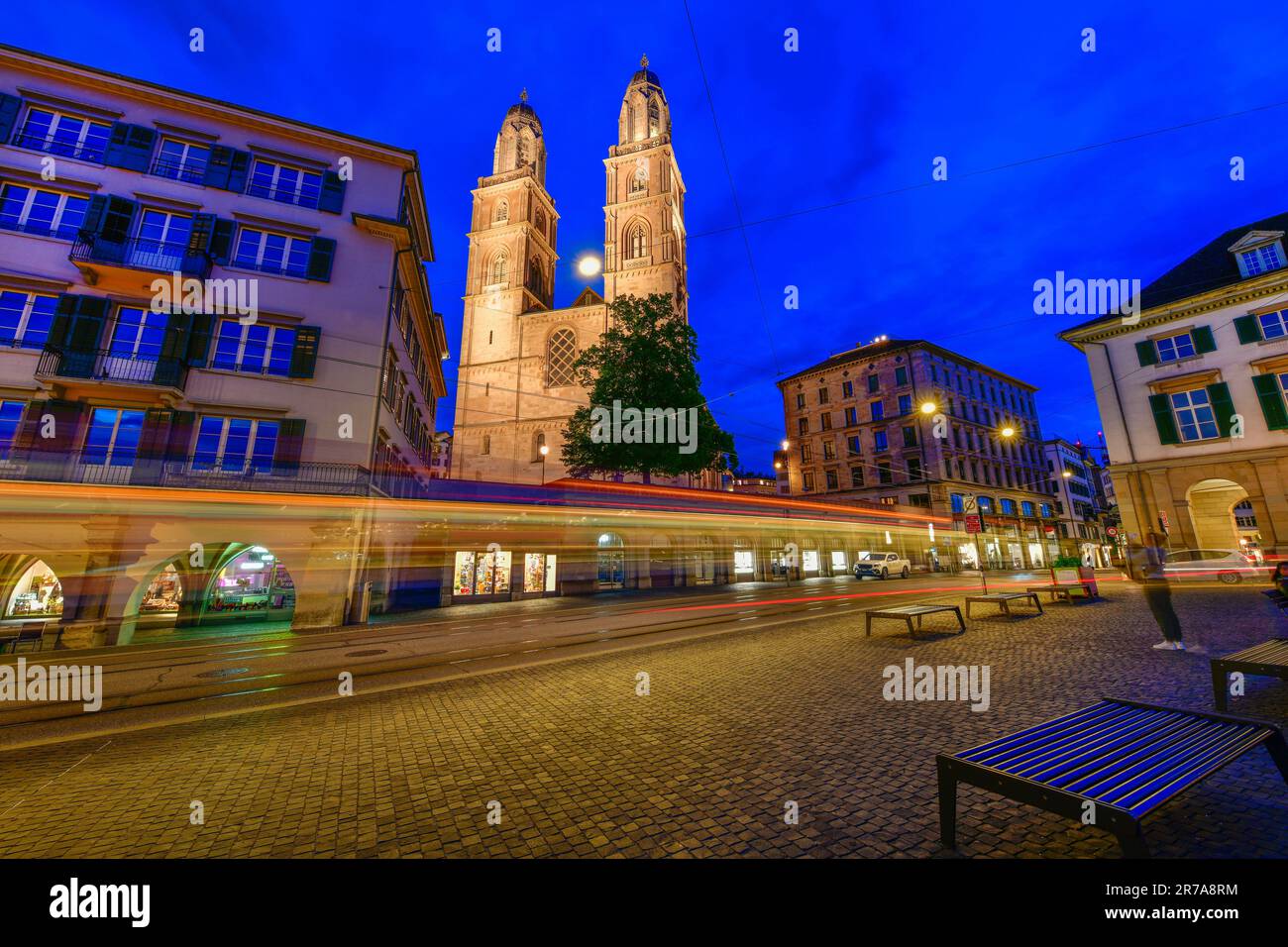 Belle vue nocturne du centre historique de Zurich, Suisse. Banque D'Images