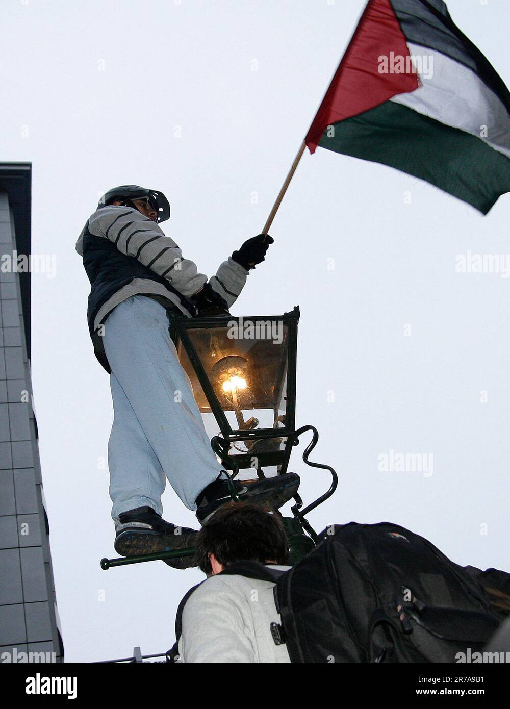 Le protestataire palestinien fait des vagues devant l'ambassade israélienne à Londres Banque D'Images