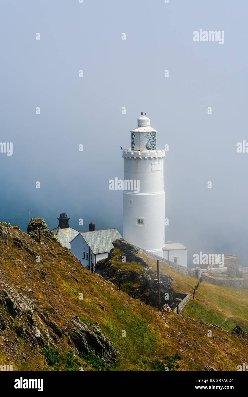 Sea fret au-dessus du phare de Start point, Trinity House et South West Coast Path, Devon, Angleterre Banque D'Images