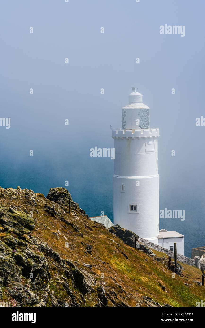 Sea fret au-dessus du phare de Start point, Trinity House et South West Coast Path, Devon, Angleterre Banque D'Images