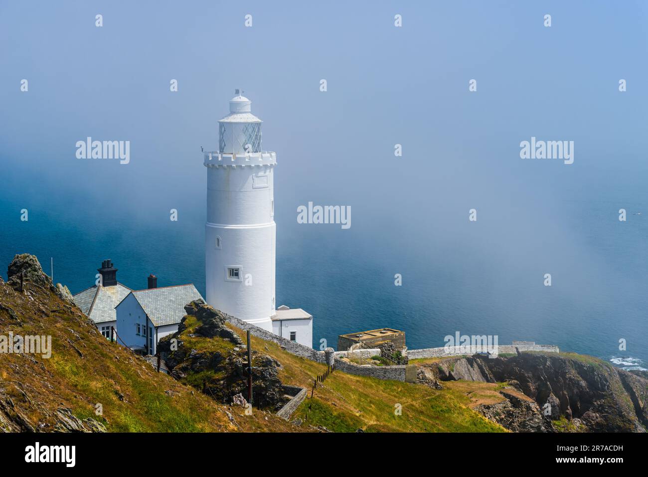 Sea fret au-dessus du phare de Start point, Trinity House et South West Coast Path, Devon, Angleterre Banque D'Images