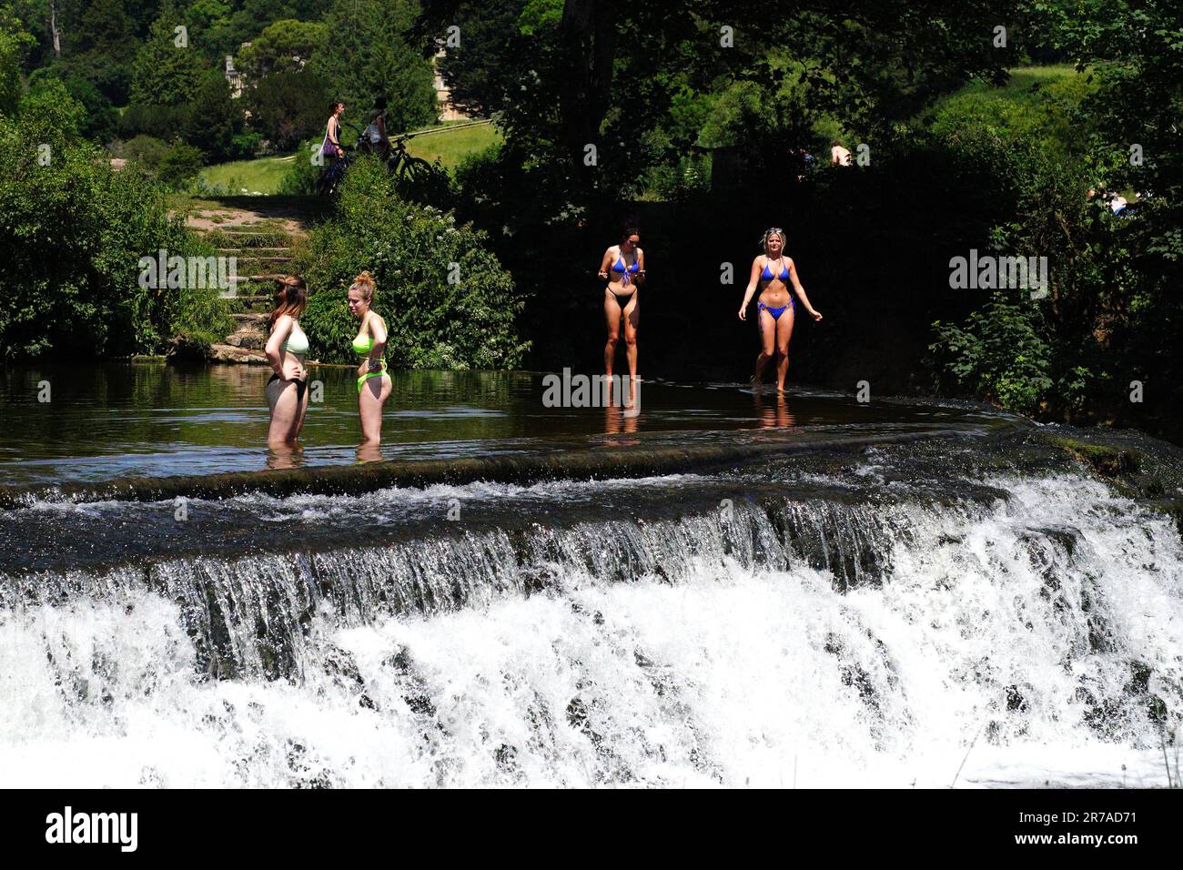Les gens dans l'eau à Warleigh Weir près de Bath. Le Bureau met a publié des directives indiquant que la plupart des Britanniques respecteront les critères des vagues de chaleur cette semaine, et une alerte orange pour les températures chaudes a été émise par l'Agence britannique de sécurité sanitaire (UKHSA). Date de la photo: Mercredi 14 juin 2023. Banque D'Images