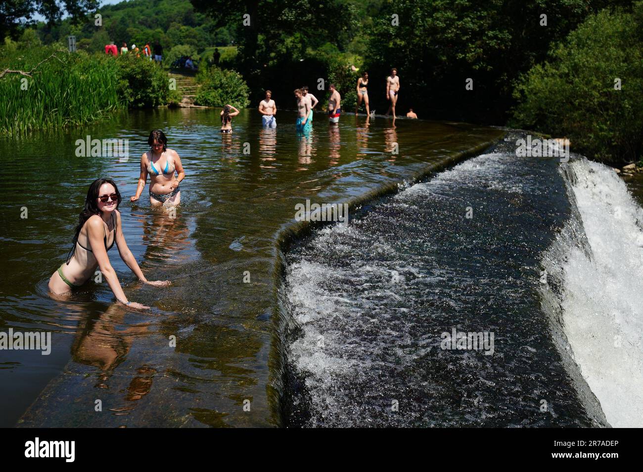Les gens dans l'eau à Warleigh Weir près de Bath. Le Bureau met a publié des directives indiquant que la plupart des Britanniques respecteront les critères des vagues de chaleur cette semaine, et une alerte orange pour les températures chaudes a été émise par l'Agence britannique de sécurité sanitaire (UKHSA). Date de la photo: Mercredi 14 juin 2023. Banque D'Images