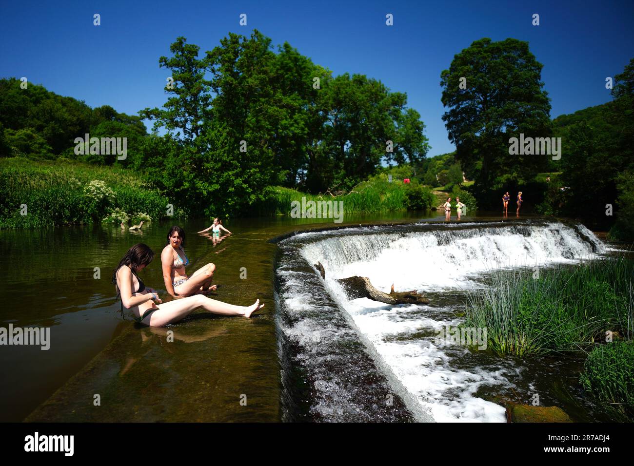Les gens dans l'eau à Warleigh Weir près de Bath. Le Bureau met a publié des directives indiquant que la plupart des Britanniques respecteront les critères des vagues de chaleur cette semaine, et une alerte orange pour les températures chaudes a été émise par l'Agence britannique de sécurité sanitaire (UKHSA). Date de la photo: Mercredi 14 juin 2023. Banque D'Images