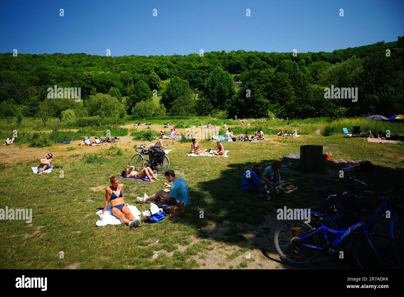 Les personnes qui bronchent à Warleigh Weir près de Bath. Le Bureau met a publié des directives indiquant que la plupart des Britanniques respecteront les critères des vagues de chaleur cette semaine, et une alerte orange pour les températures chaudes a été émise par l'Agence britannique de sécurité sanitaire (UKHSA). Date de la photo: Mercredi 14 juin 2023. Banque D'Images