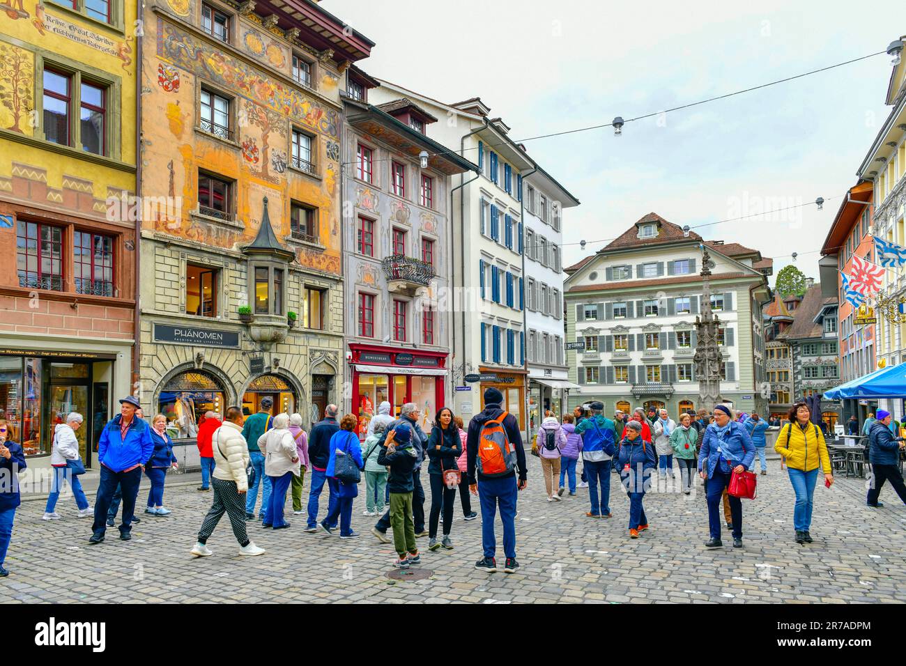 Lucern- 17 mai ,2023 : bâtiments historiques colorés avec des fresques sur la place pittoresque de Muhlenplatz, Suisse. Banque D'Images