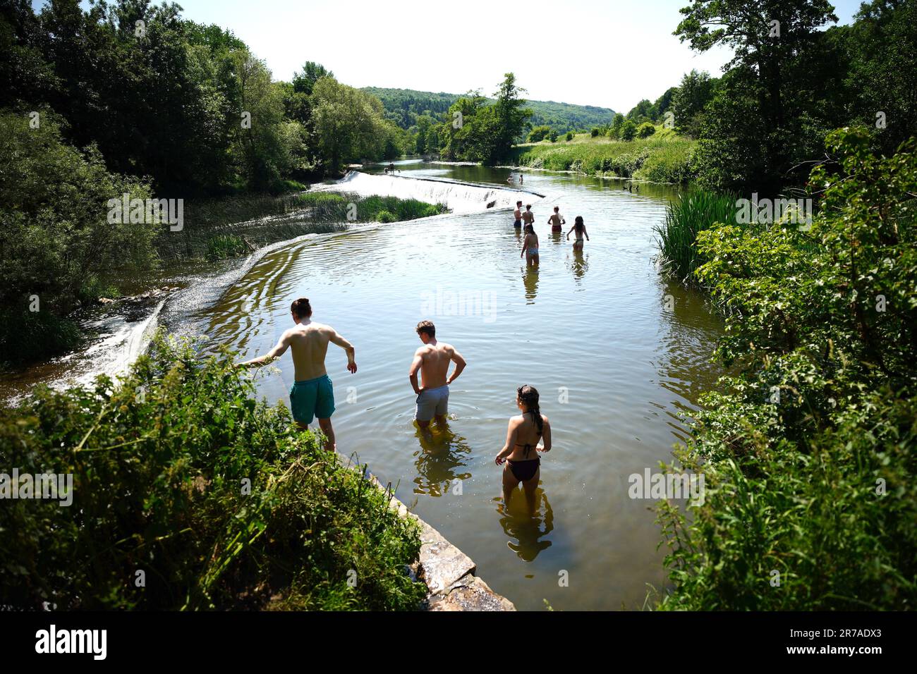 Les gens dans l'eau à Warleigh Weir près de Bath. Le Bureau met a publié des directives indiquant que la plupart des Britanniques respecteront les critères des vagues de chaleur cette semaine, et une alerte orange pour les températures chaudes a été émise par l'Agence britannique de sécurité sanitaire (UKHSA). Date de la photo: Mercredi 14 juin 2023. Banque D'Images