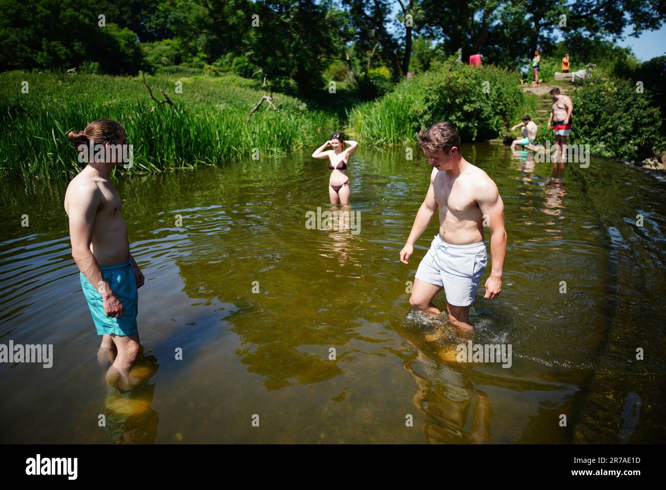 Les gens dans l'eau à Warleigh Weir près de Bath. Le Bureau met a publié des directives indiquant que la plupart des Britanniques respecteront les critères des vagues de chaleur cette semaine, et une alerte orange pour les températures chaudes a été émise par l'Agence britannique de sécurité sanitaire (UKHSA). Date de la photo: Mercredi 14 juin 2023. Banque D'Images