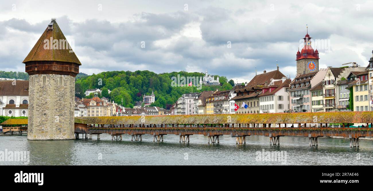 Belle ville historique de Lucerne avec le célèbre pont de la Chapelle et la Tour de l'eau, Suisse Banque D'Images