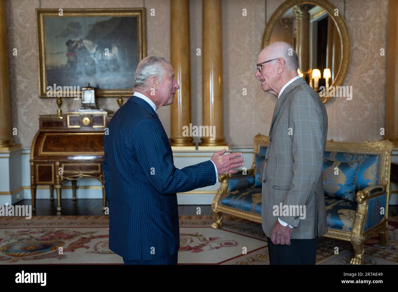 Le roi Charles III reçoit M. Peter Hillary, fils de Sir Edmund Hillary lors d'une audience au Palais de Buckingham, à Londres, pour souligner le soixante-dixième anniversaire de l'ascension du mont Everest. Date de la photo: Mercredi 14 juin 2023. Banque D'Images